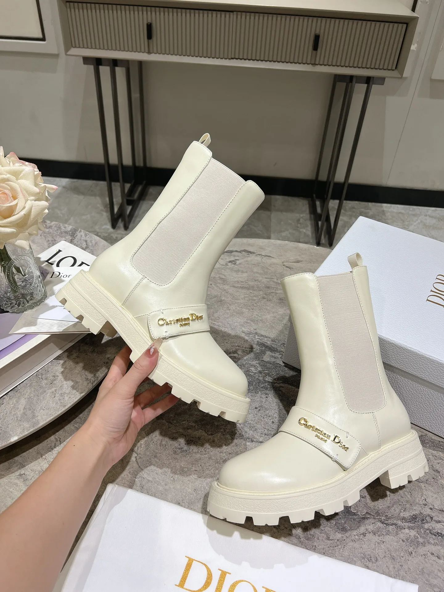 💰820 Dior Dior's new autumn and winter D-Town series punk style thick heel women's boots. The same style as the star's CD letter logo hardware buckle motorcycle knee-high boots. High-heeled square toe one-step knight high boots. Material: upper imported full-grain calfskin/open-edge beaded cowhide + water-dyed cowhide lining for feet + up foam outsole + original molded hardware buckle. Size: 35-39 Standard code (40.41 customized, non-refundable)